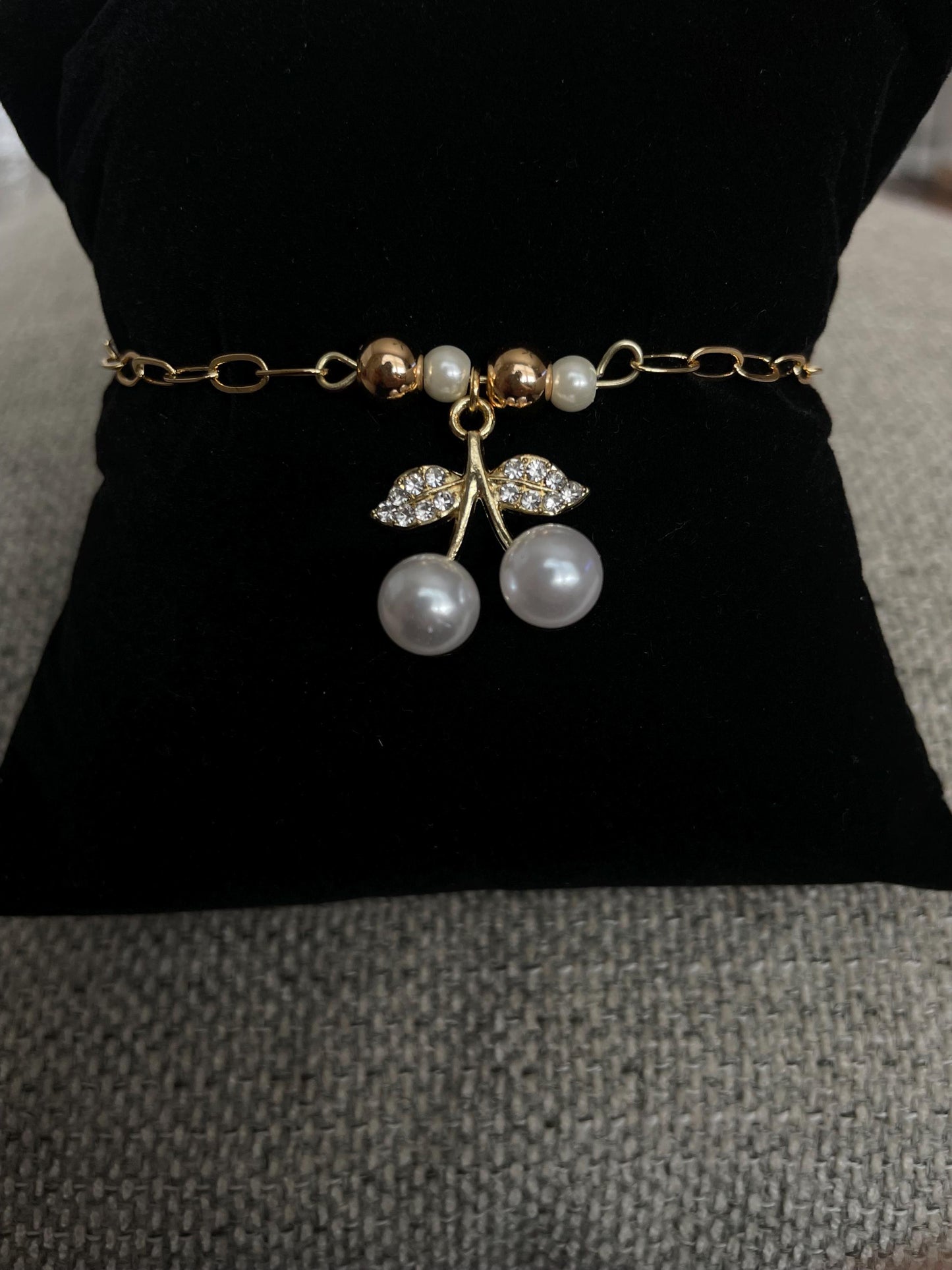 Dainty pearl bracelets, Pearl Bracelets, Dainty jewelry, Gifts for her, Bridesmaids jewelry, Wedding jewelry, Handmade Jewelry, Mothers day